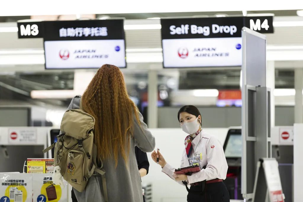 日本4成航空员工曾被奥客骚扰!85%遇过拍桌咆哮,半数人不知公司有申诉窗口 1 日本成田機場的出境大廳。(美聯社)