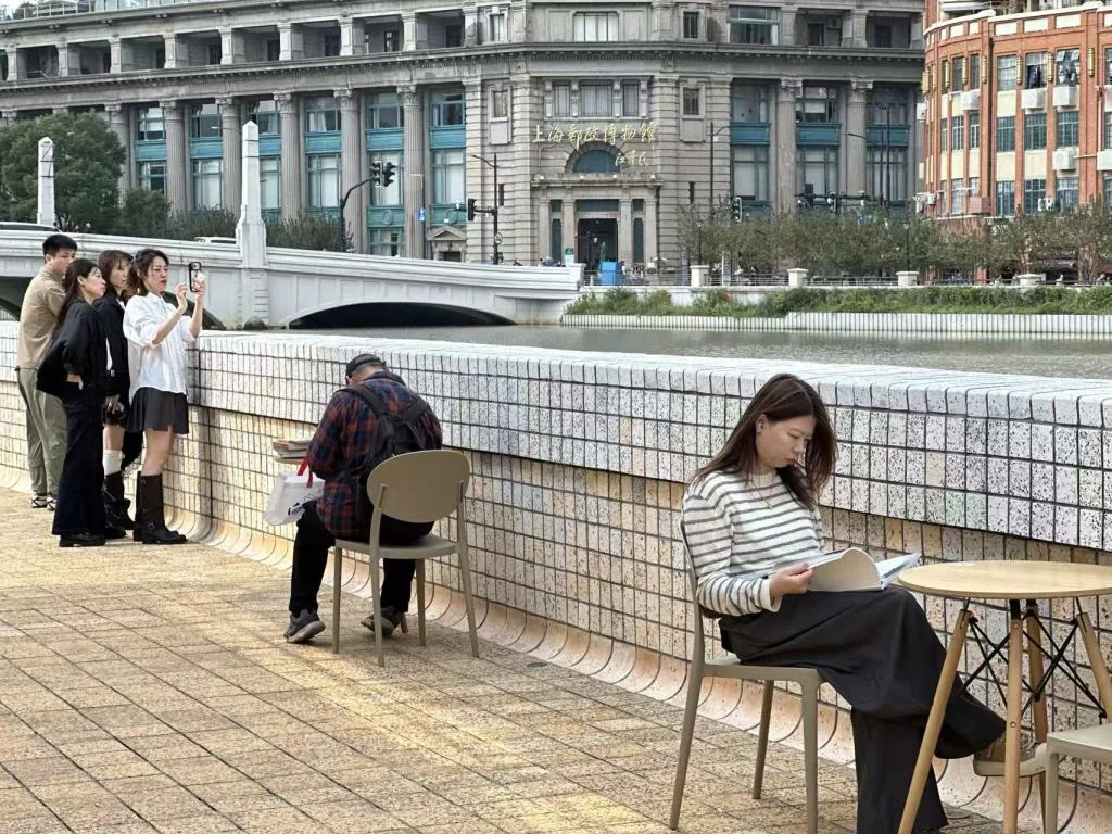 旧书市集来到苏州河樱花谷驿站 近20000种古旧书刊展售至11月1日 5 f1acb37cd62eabdcf031878d0f7b1b58d6b8071d55666afd21fa8c271ff0789a article