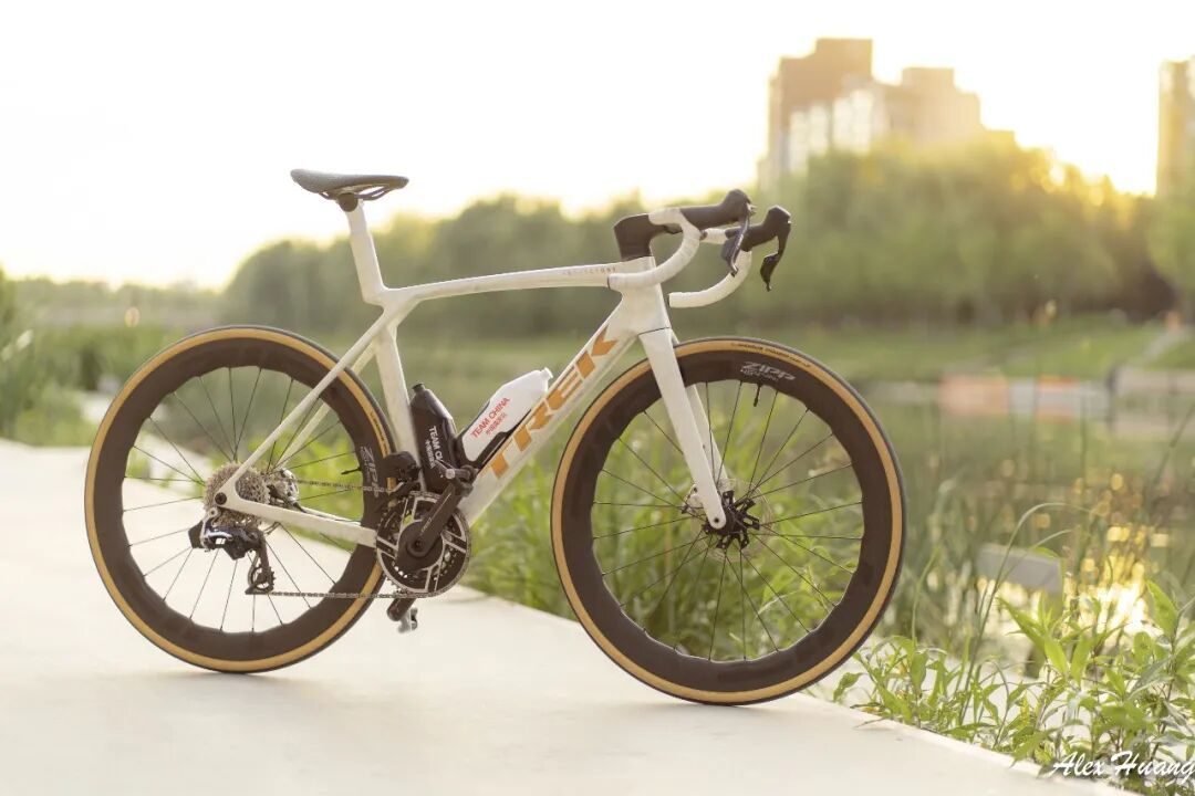 最值得买的顶级公路车?TREK 八代 Madone 评测 28 f1c4222a340bdb095356d89cd2b9601a9ffcad834bc97a57b8396f1fa807bb48 article