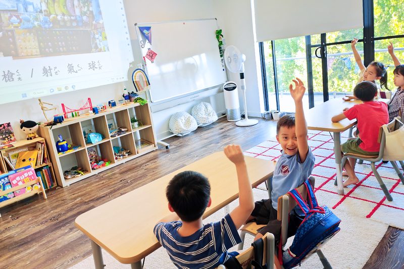 在中國孔子學院相繼退場之際，台灣在澳洲接連設立4所「台灣華語文學習中心」，試圖以繁體中文與融入台灣特色教學，搶占當地華語教學市場。圖為雪梨西北區一所專門針對4到10歲兒童的「魚老師中文教室」上課情形。（照片提供／魚老師中文教室）