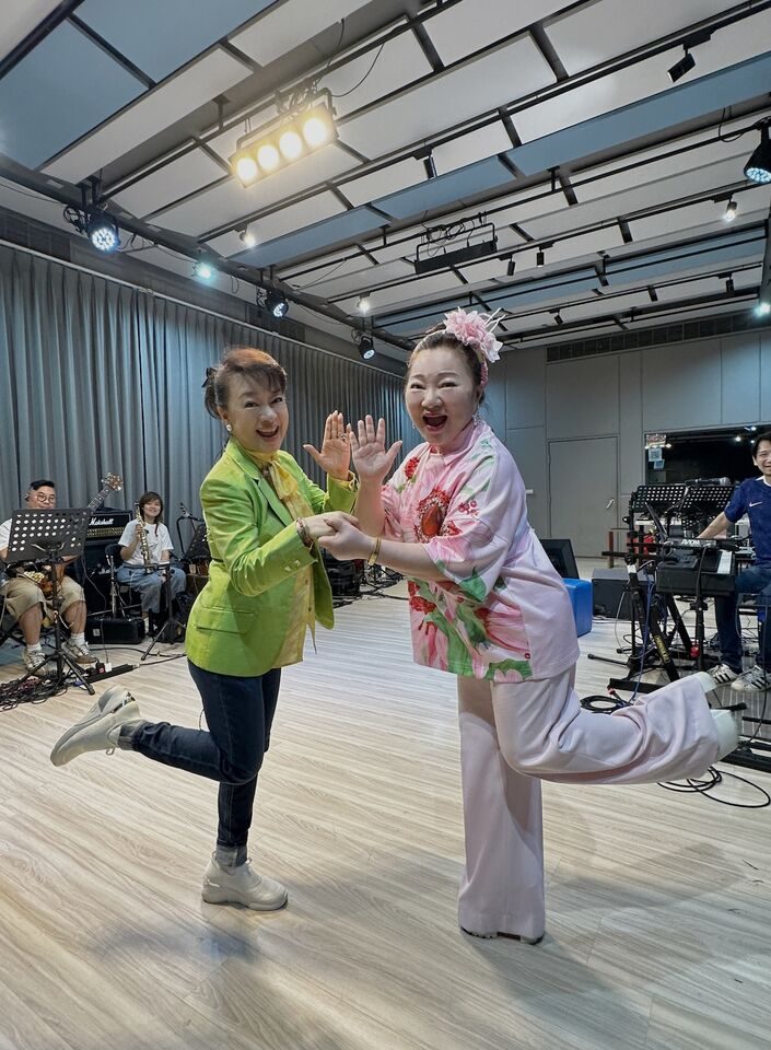 翁倩玉60周年演唱会连唱两天 白冰冰洪佩瑜任嘉宾藏神秘惊喜 1 ▲▼翁倩玉演唱會與白冰冰練團。(圖/大大娛樂提供)