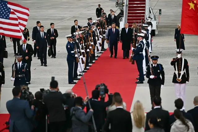 2026年9月23日，美国马里兰州安德鲁斯联合基地，美国总统特朗普与第一夫人梅拉尼娅迎接抵达的中国国家主席习近平及夫人彭丽媛。习近平于9月23日至25日访问美国。