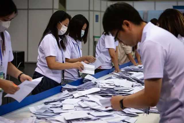 选举前，政府以前所未见的力度，无孔不入动员各界人士投票