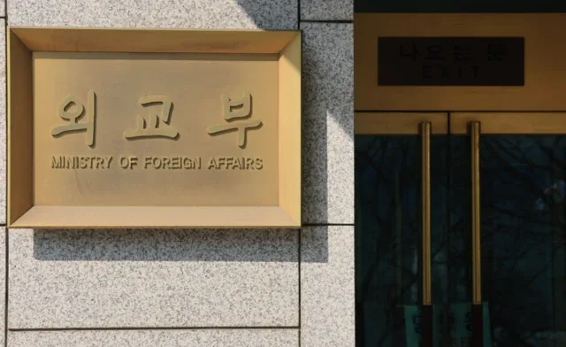 韩国外交部的办公大楼，门旁的墙上挂上有外交部字样的牌。