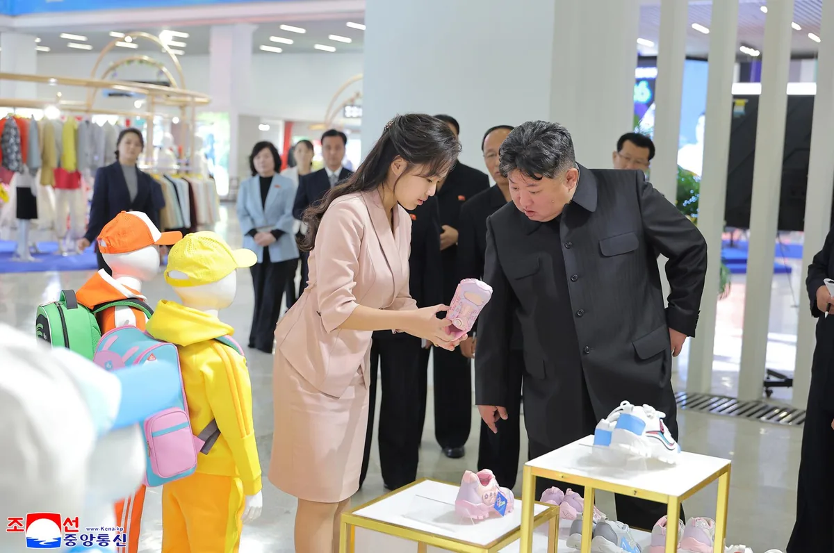 朝鲜官方媒体公布的金正恩与女儿金主爱参观服装鞋类展览会照片。