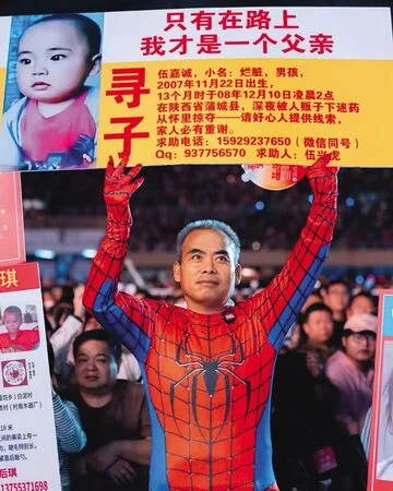 吴克群路上发传单帮寻子!「低调做善事20年」 瞒经纪人倒贴捐款 1 伍興虎穿著兒子最愛的蜘蛛人服裝在中國大陸各地尋子,吳克群邀他看演唱會,增加曝光度。(翻攝自吳克群臉書)