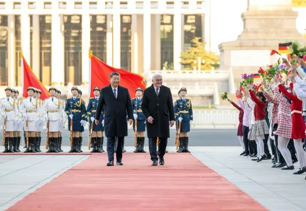 2026年10月30日,习近平在北京人民大会堂东门外广场为德国总统施泰因迈尔举行欢迎仪式。