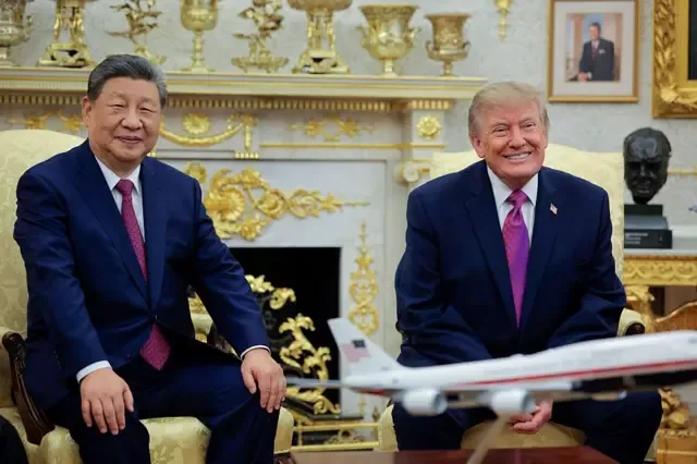 习近平和特朗普在白宫，前面有一架飞机。