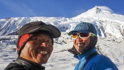 陈德政/英雄叙事之外──宁斯.普尔加是否将高海拔攀登带向真正的「死亡地带」? 9 因為怕死,練到極致──呂忠翰、張元植挑戰台灣人首登「野蠻巨峰」K2_呂忠翰(左)與張元植於馬納斯魯峰。(照片/張元植提供)