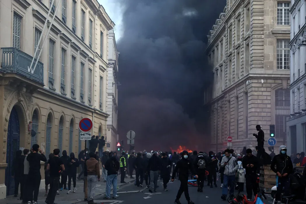 周六，在法国各地爆发的全国性抗议活动中，巴黎的示威者与警方发生了冲突。