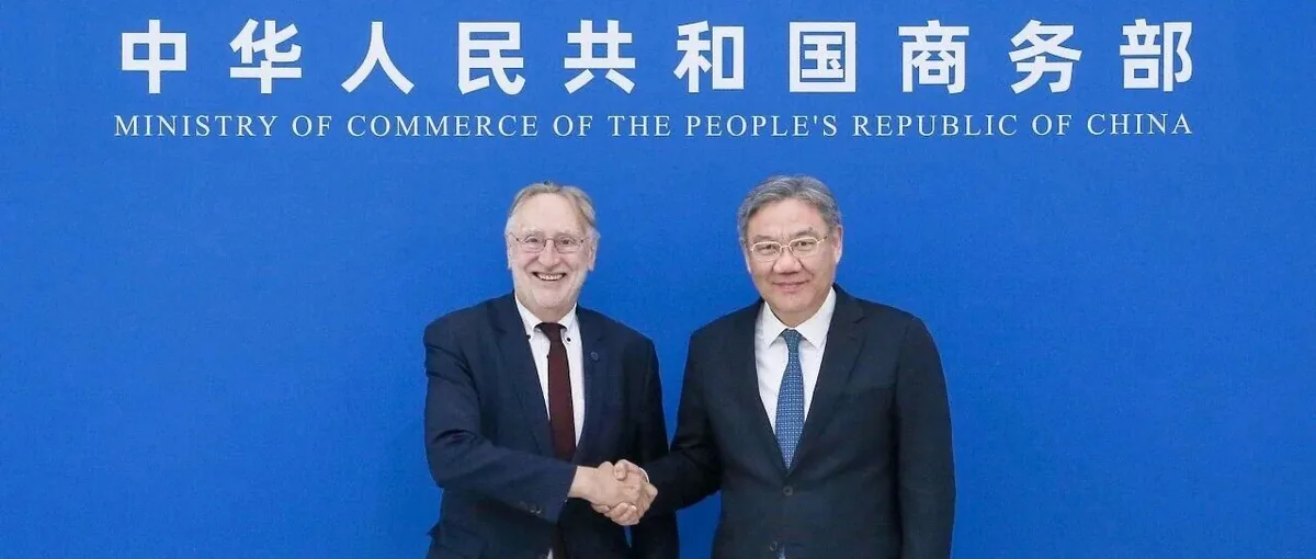 中国商务部长王文涛（右）10月27日在北京会见欧洲议会国际贸易委员会主席朗格