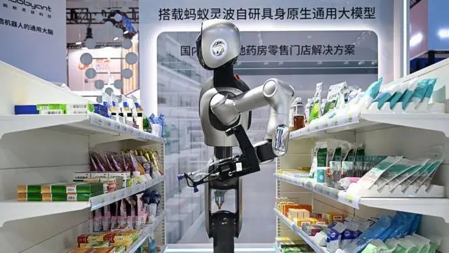 一部药房机械人在模拟商店内整理一盒盒药物。