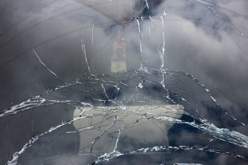 事發空地上的一輛貨車在爆炸過後擋風玻璃碎裂。（攝影／楊子磊）