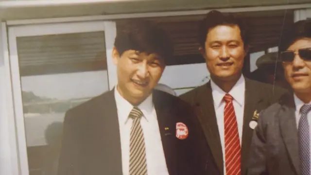 习近平（左一）一行与艾奥瓦州接待方代表摄于密西西比河上（7/5/1985）