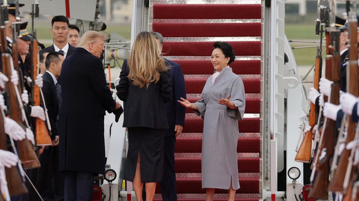 习近平专机抵达美国 特朗普亲自接机 1 美国总统特朗普和夫人梅拉尼娅在安德鲁斯联合基地迎接中国国家主席习近平和夫人彭丽媛。(图:路透社)