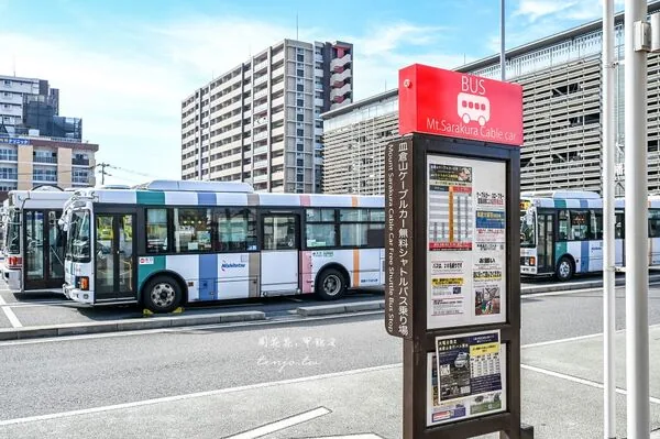 北九州皿仓山夜景攻略!免费接驳巴士、缆车票价一次看 3 ▲▼日本北九州皿倉山展望台的纜車交通、夕陽與夜景。(圖/《周花花》授權提供)