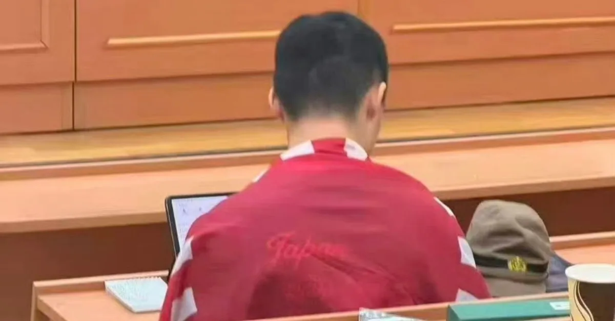 一名学生在课堂上身披旭日旗的画面。