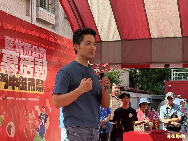蒋万安在东门中继市场开幕活动上发言