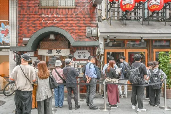 三度入选Tabelog洋食百名店 大阪难波80年老店汉堡排要排队 3 ▲▼大阪難波美食歐風料理重亭的洋食漢堡排與餐廳環境。(圖/《周花花》授權提供)