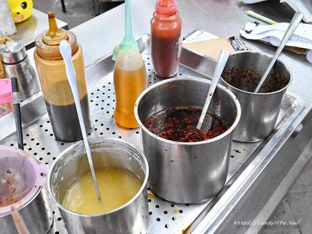 台中上上水饺一颗只要3元 外皮Q弹、特制辣椒酱受老饕推荐 4 ▲▼上上水餃的平價水餃與市場用餐環境。(圖/《糖糖's 享食生活》授權提供)