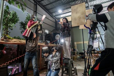 走進竹科園區裡的布袋戲攝影棚，一個「斜槓」劇組的熱血星期天