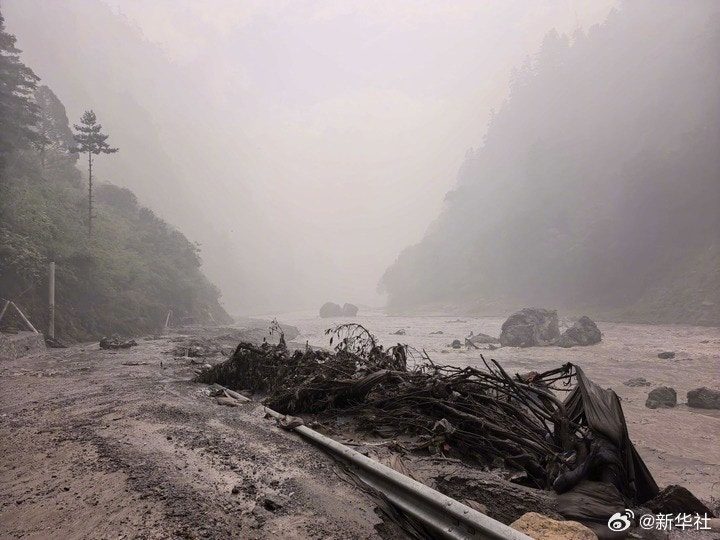 西藏泥石流‧持续更新│增至3人遇难558人失联 解放军开展救援 4 西藏山泥傾瀉釀重大人員傷亡。(新華社)