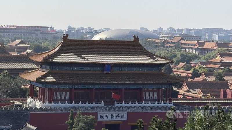 十一长假北京人潮涌 旅游热难掩消费疲软、年轻人精打细算 4 中國正值「十一」長假,北京熱門景點遊客如織。圖為從北京景山公園俯瞰故宮博物院。中央社記者呂佳蓉北京攝 115年10月2日