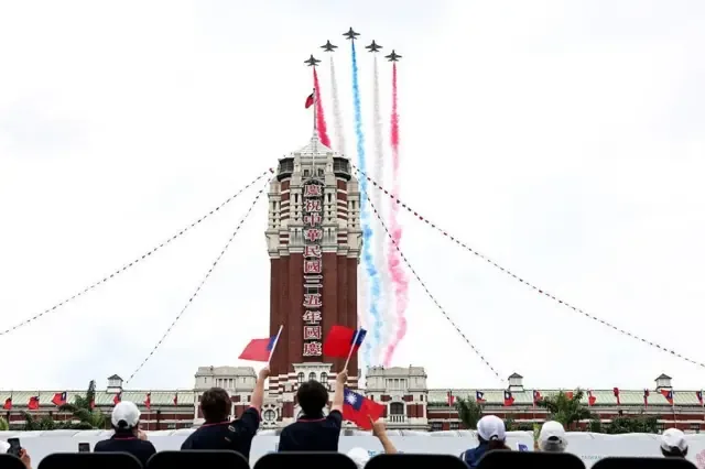 2026年10月10日，台湾空军“勇鹰”（T-BE5A Brave Eagle）高级教练机在台北总统府前举行的双十国庆大会上飞越会场，并施放彩色烟雾。