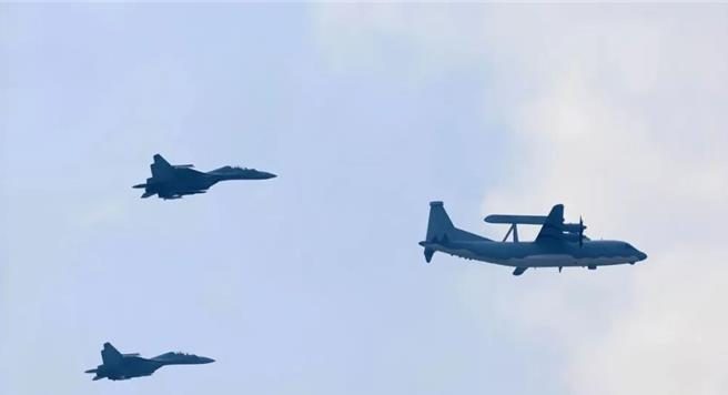 殲-16首次亮相非洲PK法國飆風陸專家指共軍跨境聯訓凸顯體系化作戰。圖為運-9LG（右）在大陸九三閱兵時驚鴻一瞥。（大陸央視）