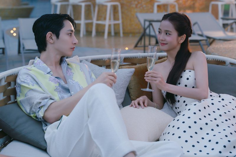 韓劇《訂閱男友》中，女主角徐未來透過付費制度，訂閱專屬於自己的AI虛擬情人，除了能依照自己的偏好與需求，客製化屬於專屬的AI戀人，更能體驗零風險、隨時開始與結束的無痛親密關係。（劇照提供／Netflix）