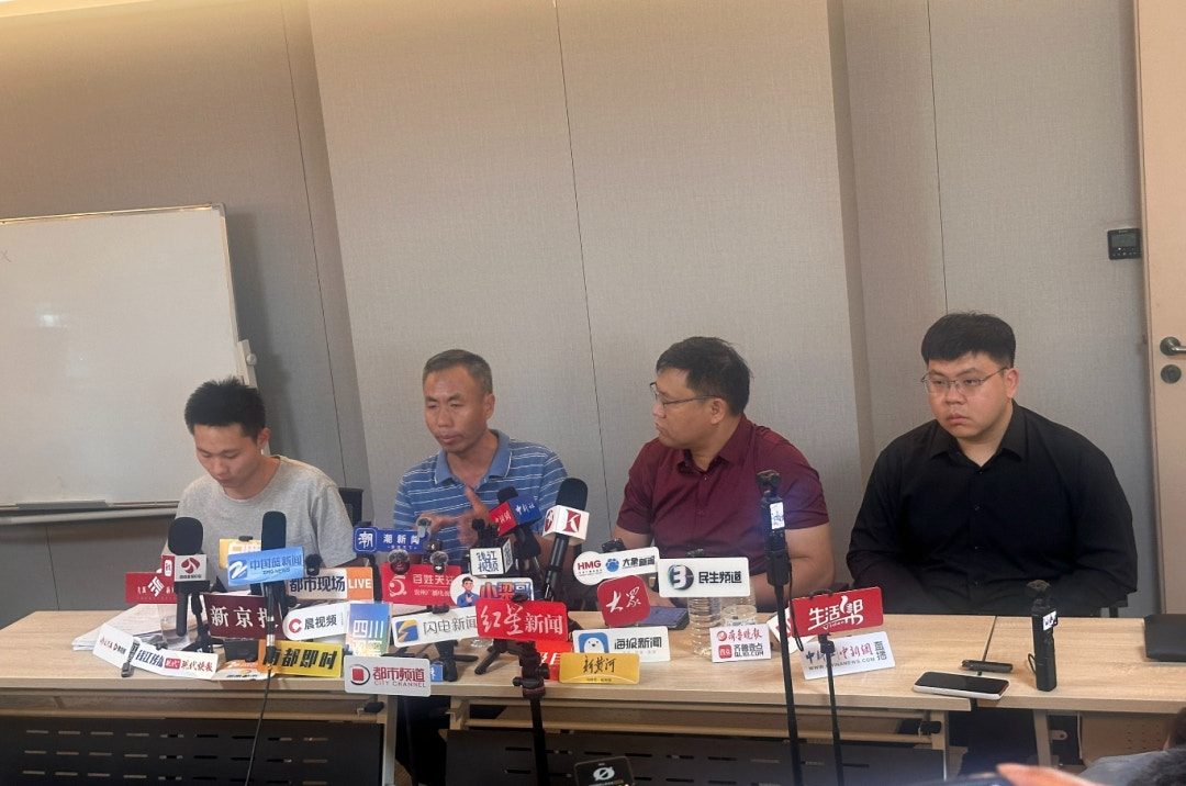 晚年靠捡废品维生 拐子婆梅姨已被公诉 律师:65岁未达免死门槛 2 9月8日,「梅姨案」受害者申軍良、申聰父子及其律師在山東濟南進行案前溝通會。(極目新聞)