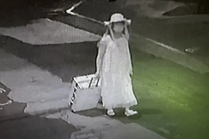 中国女留学生在韩遭肢解弃尸案开审 疑犯被控曾骚扰多名女留学生 4 韓國一名中國籍女研究生遭肢解棄屍案,疑犯為同校中國籍男講師。韓國媒體2026年8月27日發布疑犯正面照及閉路電視片段,顯示他案發當日男扮女裝。(電視截圖)