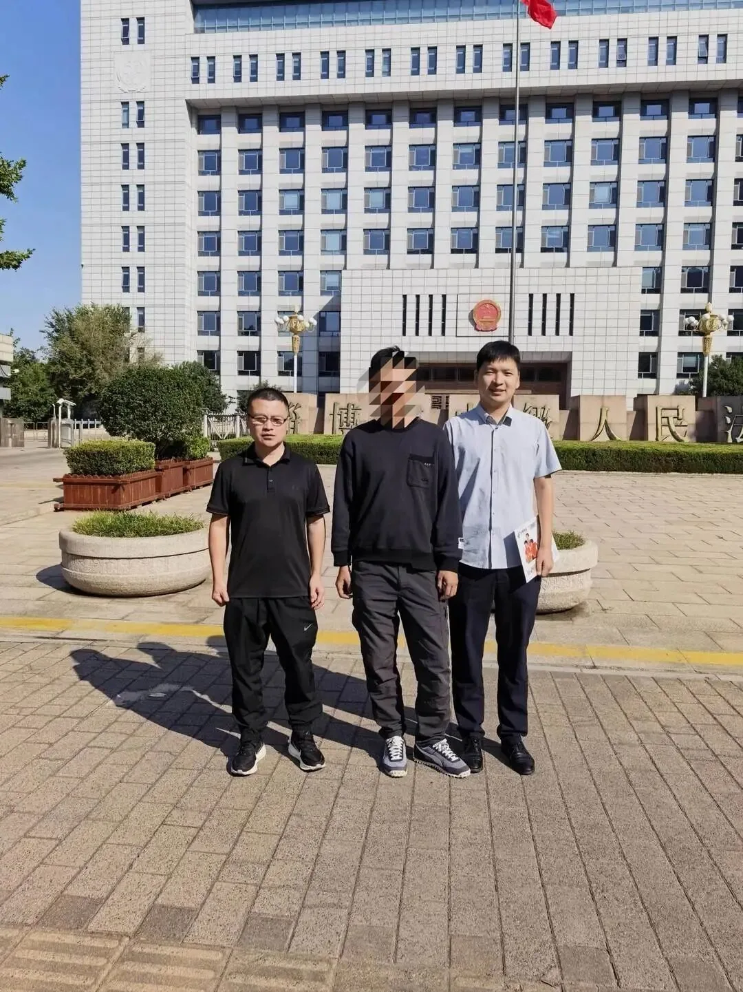 路先生向法院递交国家赔偿申请