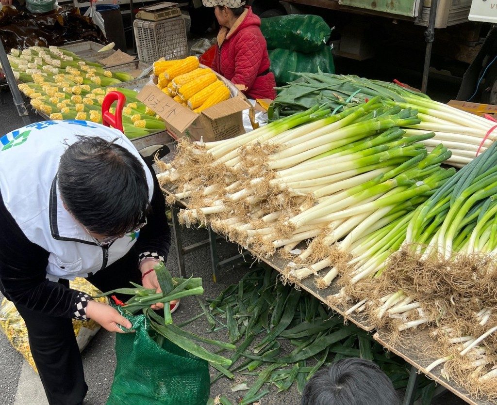 青岛社区堆肥实验:厨余落叶鸡粪变肥沃土壤 1 f6a46e74919b313d5a74621d2851926c3c0633fed123d65e02a227528c5c7ffa article