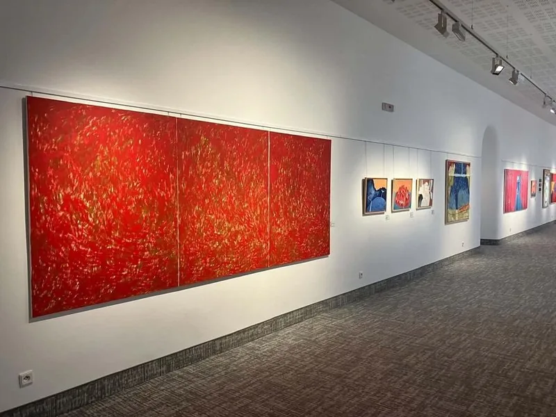 捷克知名插畫家瑞杰可（Tomáš Řízek）個人畫展「幻彩異境」近期在捷克莫斯特博美術館（Regional Museum and Gallery in Most）開幕。（瑞杰可提供）中央社記者劉郁葶布拉格傳真　115年10月19日