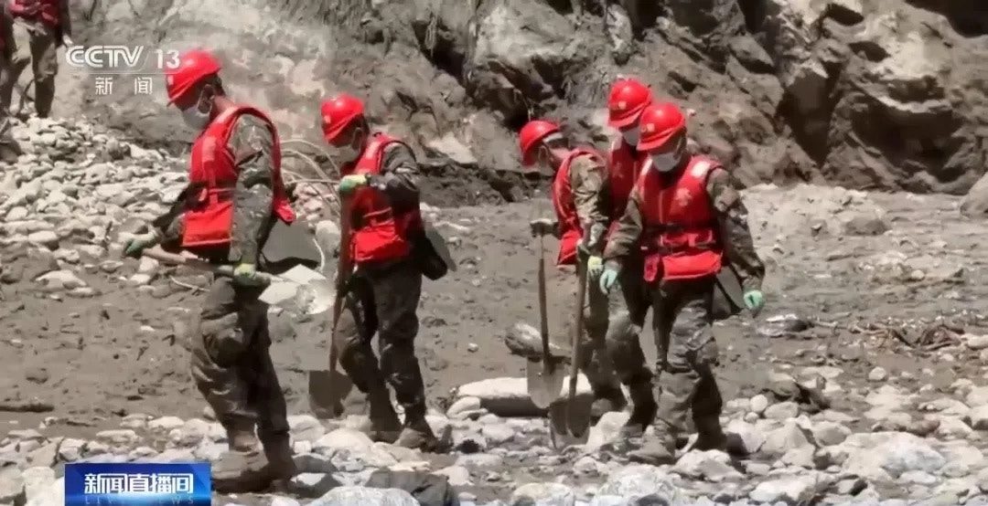 西藏泥石流|救援队一路喊「有没有人」 吉隆口岸夷为平地剩一棵树 8 降水增加西藏泥石流救援難度。(央視新聞)
