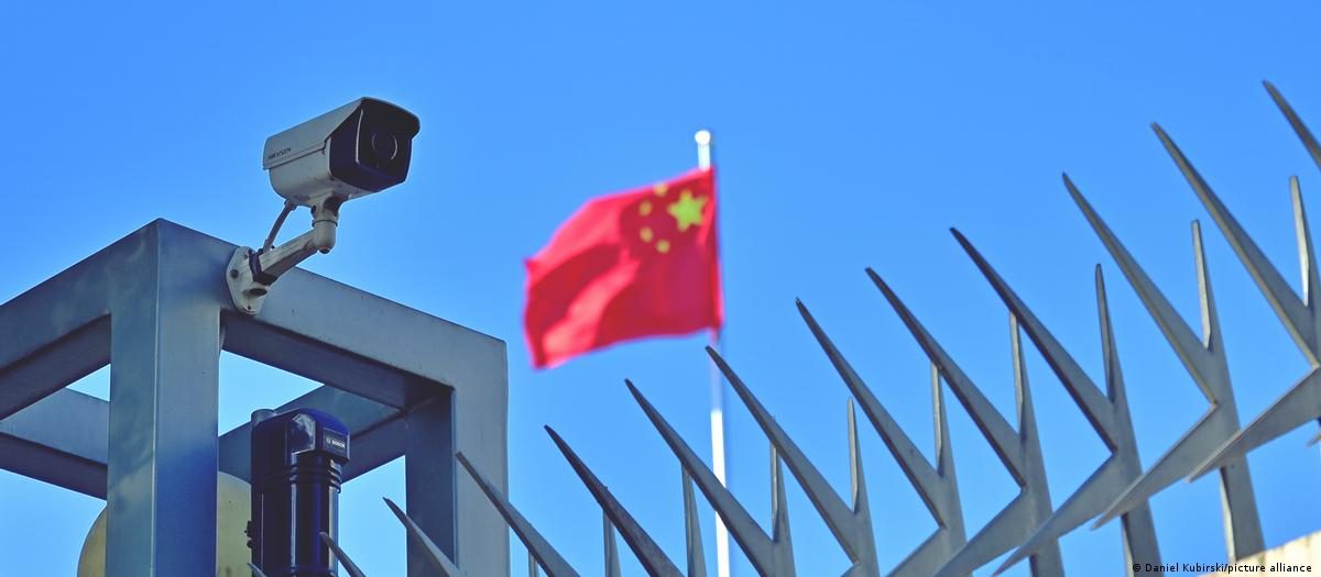图为法兰克福中国总领事馆的部分围栏。