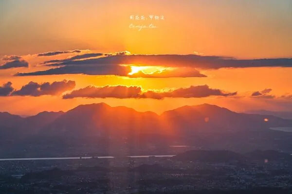 ▲▼日本北九州皿倉山展望台餐廳天宮的景觀座位、夕陽美景與餐點。（圖／《周花花》授權提供）