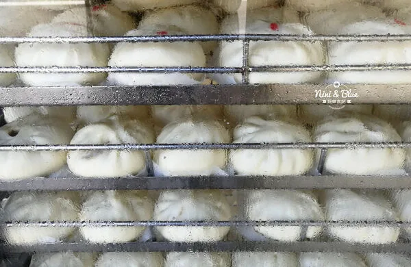 台中司机爱店下午也排队!大肚手工肉包 尤其蛋黄款最抢手 5 ▲▼台中大肚品香手工肉包蛋黃肉包、鮮肉包與蔥花捲。(圖/《Nini and blue 玩樂食記》授權提供)