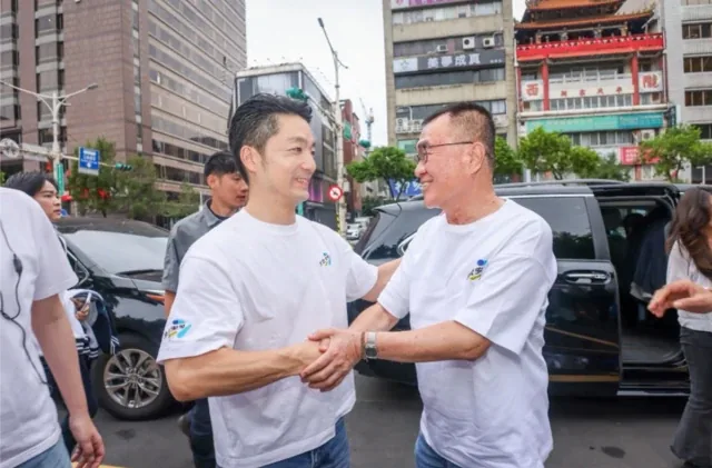 2022年李四川获台北市长蒋万安邀请担任副市长，直到今年2月底请辞投入选举。图为李四川出席竞选活动，与蒋万安合照。