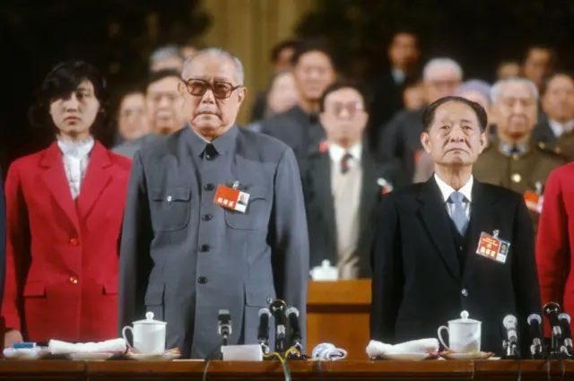 李先念和胡耀邦并肩而立