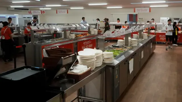 名古屋港花园码头的“运动员广场”食堂内，各国参赛运动员取餐（27/9/2026）