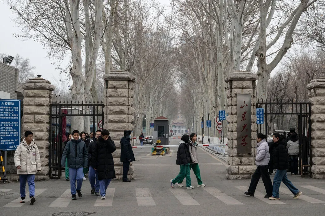 “草木皆兵”:更富裕的中国,安全机器却疑神疑鬼 5 山东大学洪家楼校区的大门。1980年至1981年,希金斯曾在这里学习中文。如今,校园被保安严密把守,四处都是监控摄像头。