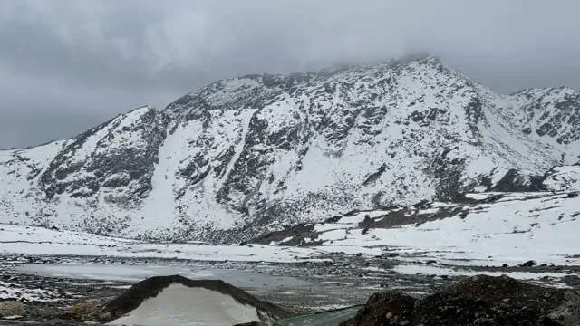 靠近西藏边境。由于环境恶劣和海拔高，有些山峰冬季无人居住。