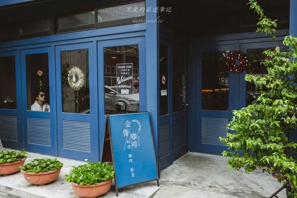 恒春金像咖啡:前身是DVD出租店,天花板排满电影封面 4 ▲▼屏東恆春金像咖啡DVD出租店風格空間與義大利麵、燉飯。(圖/《黑皮的旅遊筆記》授權提供)