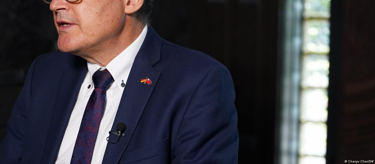 专访德国国会议员:台海2027至29年极具挑战 4 图为德国联邦议员基瑟韦特(Roderich Kiesewetter)9月访台期间接受DW专访时,配戴德国与中华民国国旗胸针。