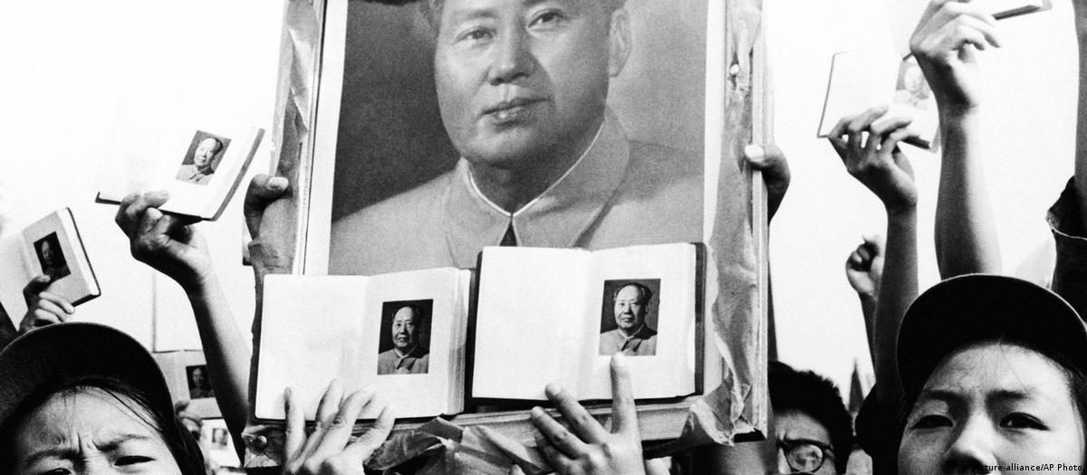 毛泽东发动的“文革”，历史学家估计造成200-300万人非正常死亡。照片拍摄于1966年9月