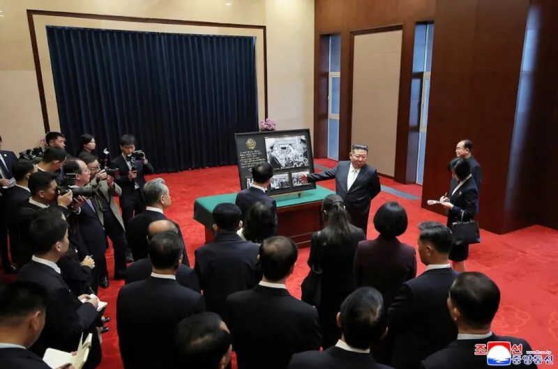 北韓領導人金正恩參觀抗美援朝紀念館。（KCNA via 路透社）
