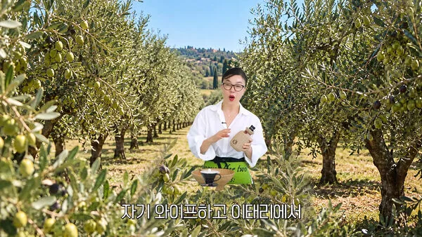 ▲▼▲▼ 宋仲基遭傳二度離婚！甜蜜近況曝光　「夫妻義大利榨油」兩娃現身。（圖／翻攝自崔華貞YouTube）