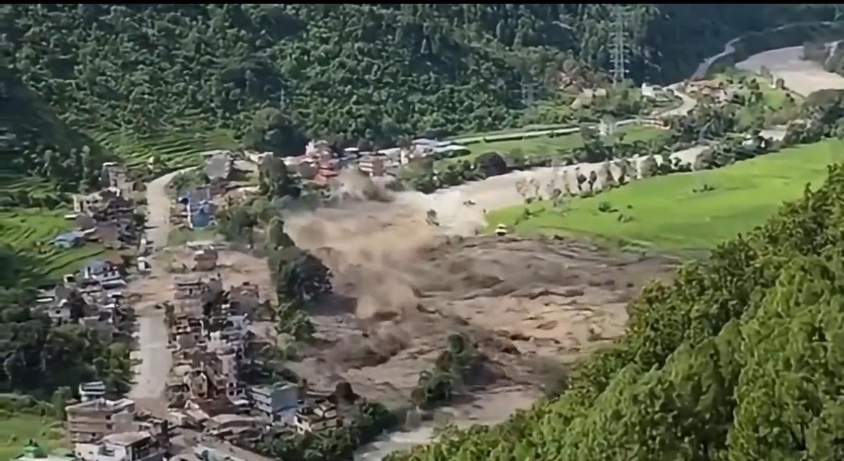 喜马拉雅冰崩致泥石流 中尼近3000人失踪仅7分钟逃生 8 尼泊爾與西藏2026年8月26日發生恐怖泥石流,尼泊爾一條村莊遭迅速淹沒(影片截圖)